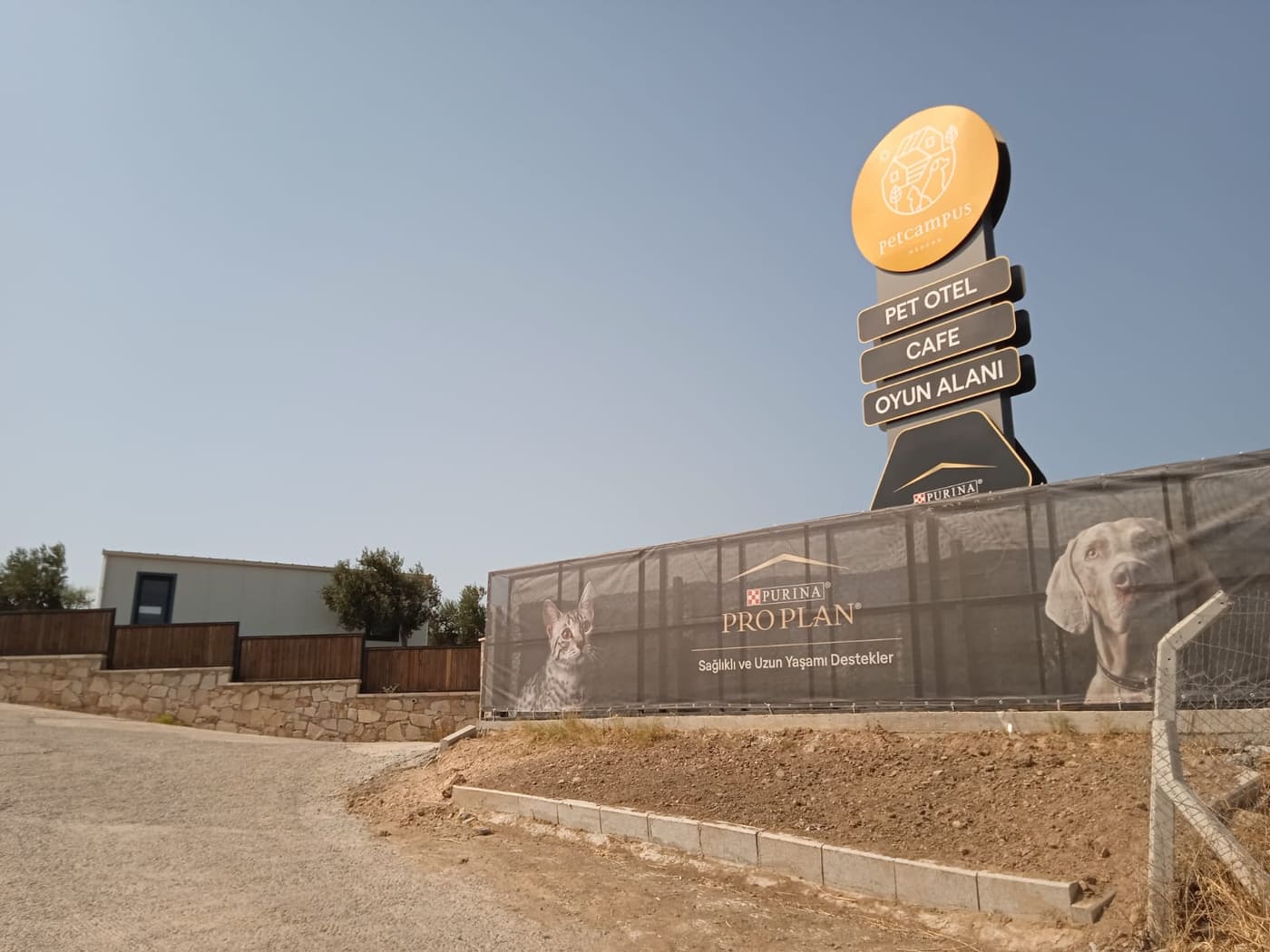 PetCampus tabelası: pet otel, cafe, oyun alanı